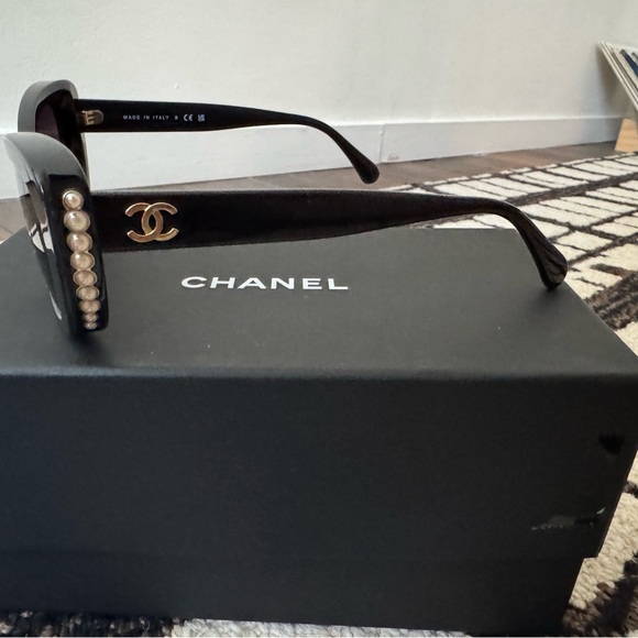 Chanel sunglasses in perfect condition. - Picture 2 of 11